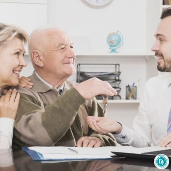 vendre-bien-immobilier-proprietaire-vendeur-estimer-confiance-agence-desormiere-vanhalst-bleu Des propriétaires décident de vendre leur bien immobilier avec l'agence Désormière & Vanhalst